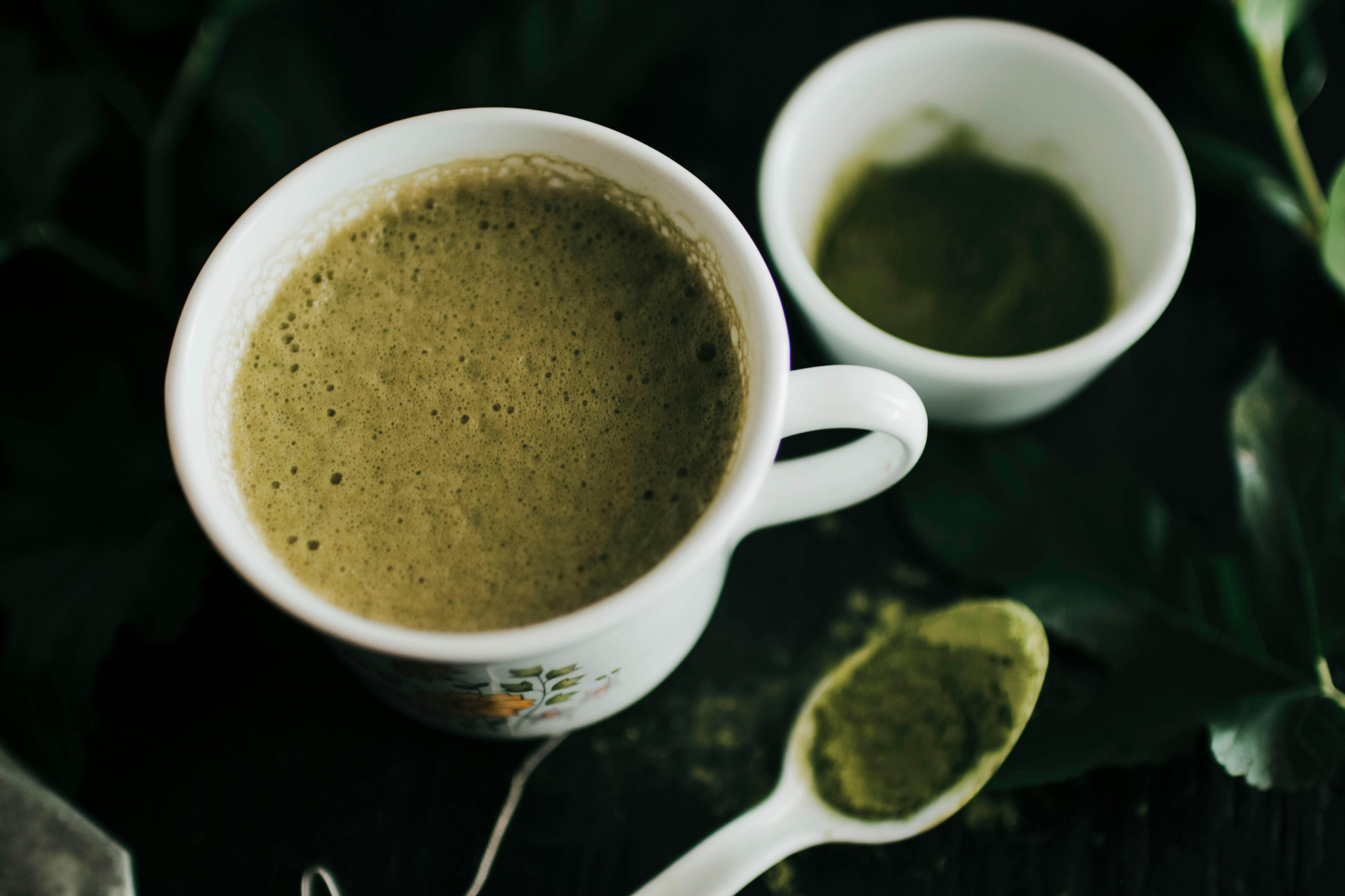 green kratom mix in a ceramic cup